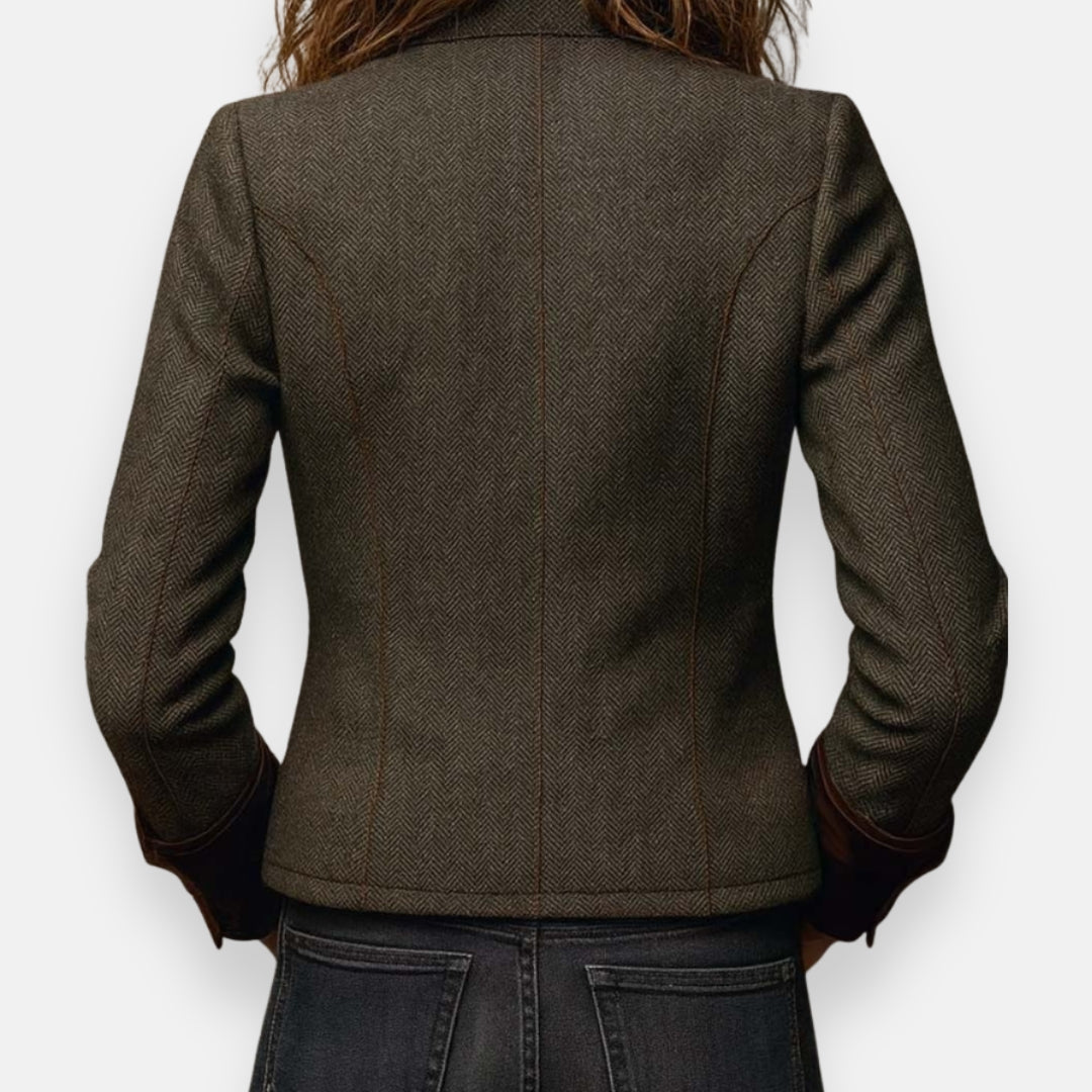 Alma | Elegant with Velvet Details